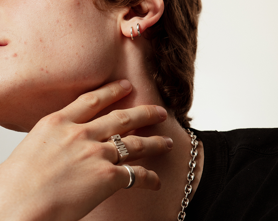 The Art of Scent: How to Apply Perfume or Cologne Correctly